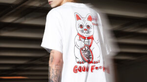 Ragazza tatuata indossa t-shirt SPONKS