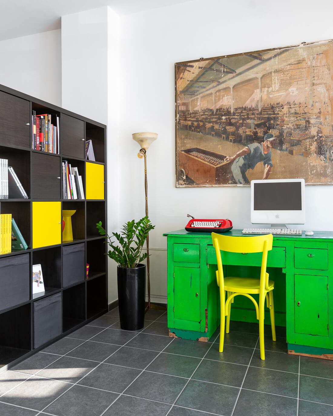 Scrivania colorata dell'ufficio Ululab