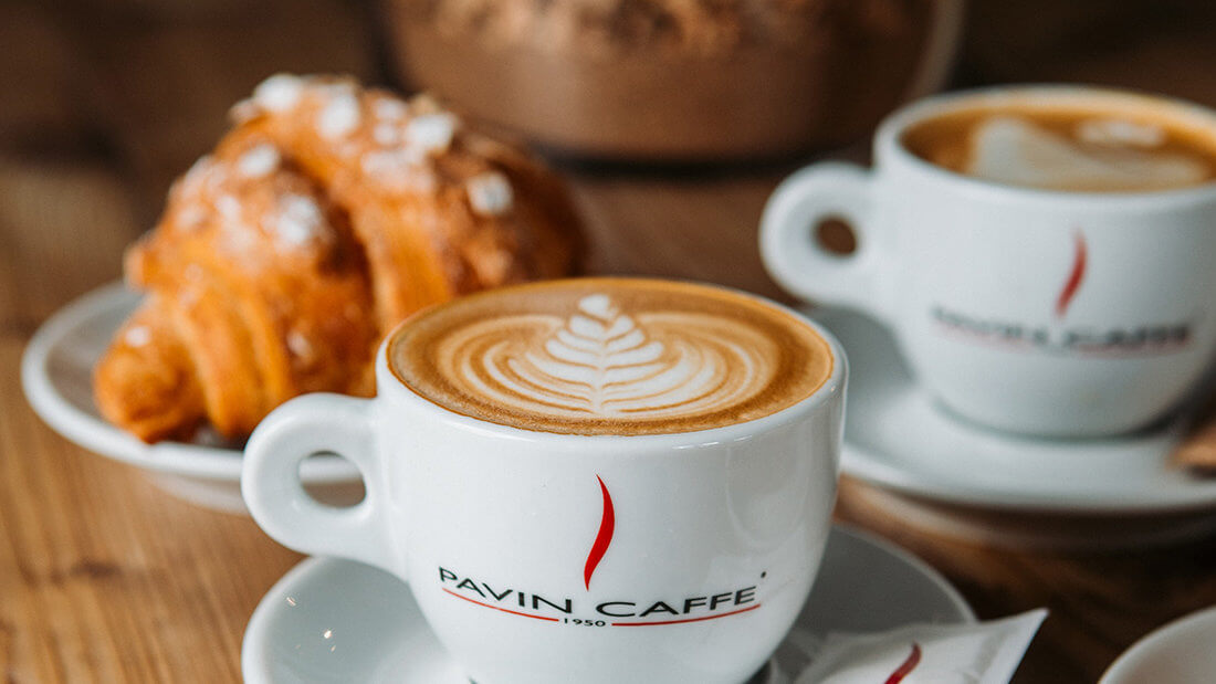 Tazzina di caffè Pavin con brioche